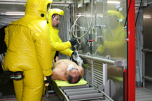 Bei einer Übung testete die Feuerwehr die Ausrüstung zur Dekontamination Verletzter (Foto: OBK)