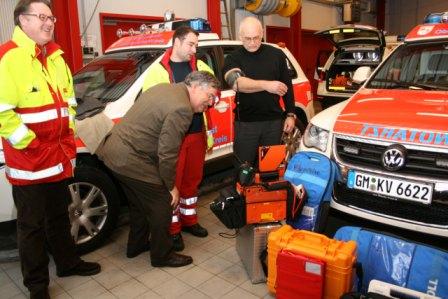 Dr. Ralf Mühlenhaus, Landrat Hagen Jobi und  Notarzt Dr. Alexander Höffgen (v.l.) beobachteten, wie dem Kreiskämmerer Werner Krüger (r.) der Blutdruck angesichts drei neuer Notarzteinsatzfahrzeuge in die Höhe ging. (Foto: OBK)