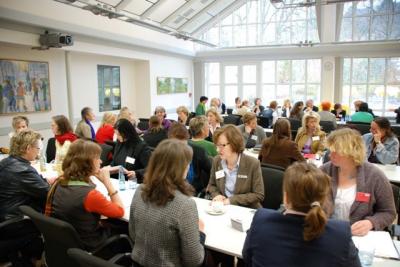 Zum Speed-Dating trafen sich rund 50 Unternehmerinnen bei der Frauenwirtschaftslounge "formel f". (Foto: OBK)