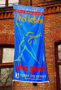 Blaue Fahne zum Aktionstag "Nein zu Gewalt an Frauen"