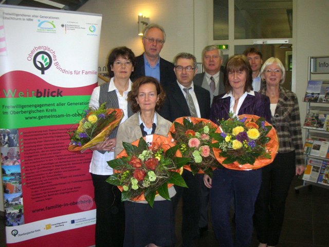 Fördern das Ehrenamt: (v.l.n.r.) Renate Seeliger-Hantzsche, Klaus Manfred Hardt, Ursula Politt-Gärtner, Elisabeth Honisch, Karin Voss, Dr. Karthaus, Dr. Nürmberger und Laszlo Kotnyek (Foto: privat)