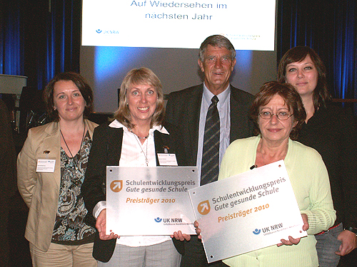 von links nach rechts: Daniela Nyenhuis, Marita Gröbner (beide Förderschule Oberwiehl), Prof. Dr. Friedrich Wilke, Ingelore Dillenburg, Nancy Winkler (beide Förderschule Vollmerhausen) Quelle: OBK