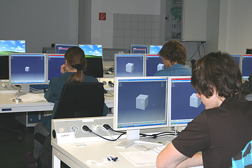 Die Schülerinnen und Schüler designen ihre Unikate (Foto: OBK)