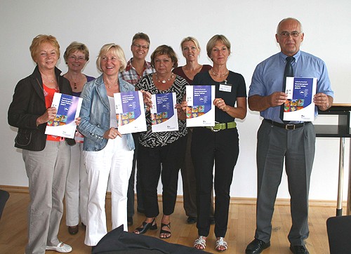 Die Leiterin der Volkshochschule des Oberbergischen Kreises, Renée Scheer (2. von rechts), Kulturdezernent Werner Krüger und die Abteilungsleiterinnen der Kreisvolkshochschule präsentieren das neue Gesamtprogramm (Foto: OBK)