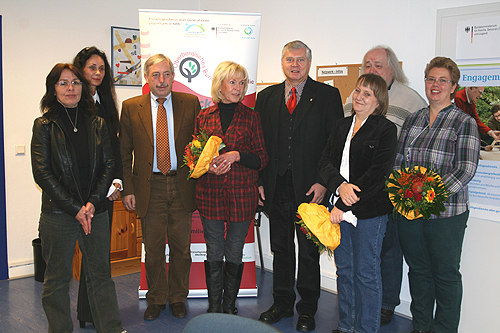  v.l.n.r. Elke Neuburg; OASe Wiehl; Patricia Bäumer-Aiello, Standortpatin; Werner Becker-Blonigen, Bürgermeister; Ursula Haas, Standortlotsin; Dr. Jorg Nürmberger, Sozialdezernent; Angela Nikola, Gerhard Torkler, Ute Kirchner, Standortlotsen (Foto: OBK) 