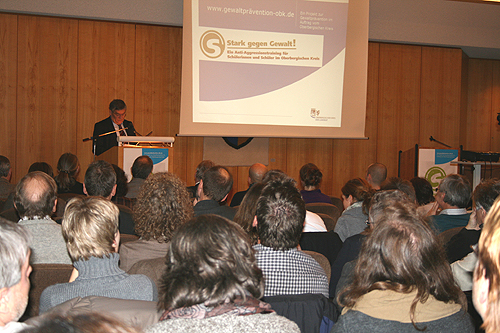 Landrat Hagen Jobi wirbt für das "Anti-Aggressivitäts-Training" an weiterführenden Schulen (Foto: OBK) 