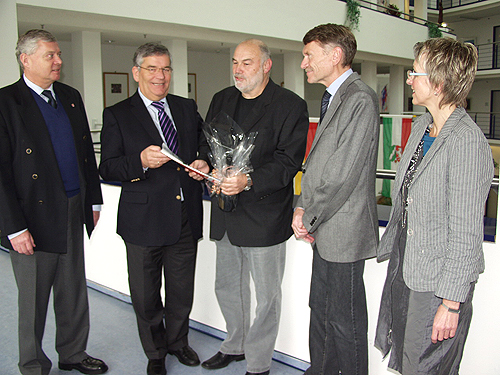  v.l.n.r. Dr. Jorg Nürmberger, Sozialdezernent des Kreises; Landrat Hagen Jobi; Dietmar Schwartmann, Schulleiter des Berufskollegs Oberberg; Andreas Blank, Bezirksregierung Köln; Anke Koester, Leiterin des Kreisschulamtes (Foto: OBK) 