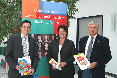 Rainer Drescher, Birgit Steuer und Dr. Jorg Nürmberger (v.l.) laden ein zum Besuch der Ausstellung „Gesucht – Gefunden, Alleinerziehende: Zuverlässige und engagierte Mitarbeiter/innen“. (Foto: OBK)