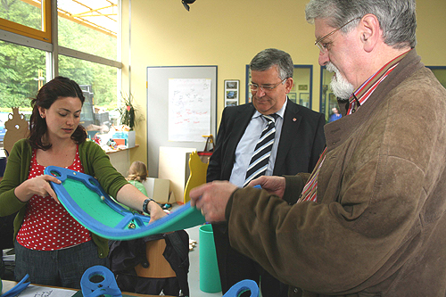Workshop-Koordinator Gerhard Altz und Landrat Jobi (v.r.) probieren ein tragbares Fußballfeld aus. (Foto: OBK)