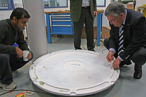 Muralidhar Reddy, Designer aus Indien, probiert mit Landrat Jobi ein Murmelspielfeld für das Seniorenheim Drabenderhöhe aus. (Foto: OBK)