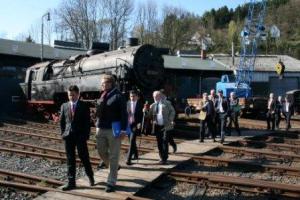 Vertreter von Kreis, Stadt, Förderverein und Landschaftsverband führten den Minister über das historische Bahnbetriebsgelände in Dieringhausen. (Foto: OBK)