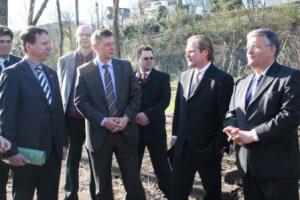 Kreisdirektor Hagt, Thomas Philipp, Landtagsabgeordneter Bodo Löttgen, Niels Neubauer, Minister Lienenkämper und Landrat Jobi im Gespräch über die Potenziale der Anlage. (Foto: OBK)