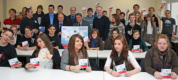 Schülerinnen und Schüler der 9. und 10. Haupt- und Realschulklassen der Freien Christlichen Bekenntnisschulen in Gummersbach erhielten stellvertretend für rund 9000 Jugendliche im Oberbergischen Kreis die DVD "Zukunft in der Tasche". (Foto: OBK)