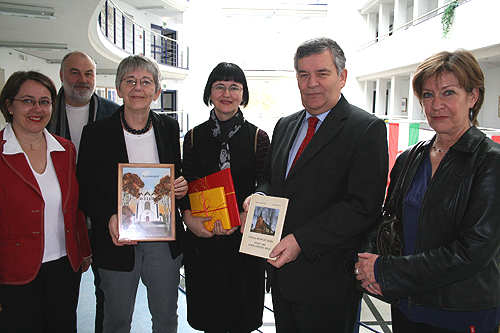 Irene Dommer, Dietmar Schwartmann, Elisabeth Witsch (v.l.) und Elke Bornemann-Scholz und Landrat Jobi (v.r.) begrüßten Inna Kornelijuk. (Foto: OBK)