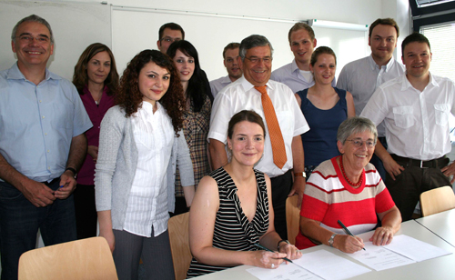 Vertragsunterzeichnung: Zufriedene Gesichter: Lehrer, Studierende, Schulleitung und Landrat Jobi als Schulträger profitieren von der Verbesserung der Lehrerausbildung. (Foto: OBK)