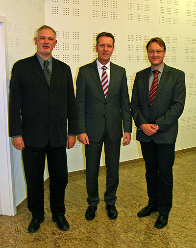 Uwe Stranz, Baudezernent des Kreises; Ingo Stockhausen, Vorstand Volksbanken Oberberg; Marcus Otto, Kreishandwerkerschaft (Foto: T. Knura) 
