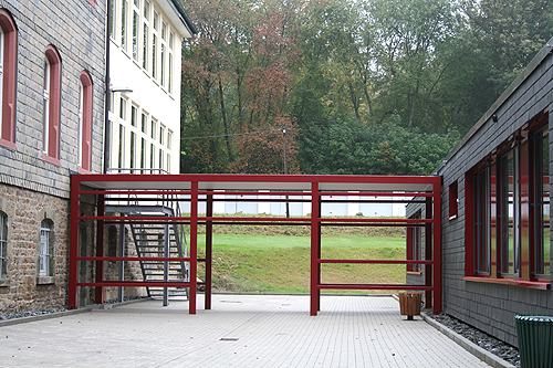 Das neue Gebäude wurde durch Material und Farbgebung dem Altbau angepasst. (Foto: OBK) 