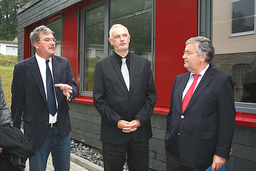Bernd Stenger (Firma ALHO Morsbach) erläutert Landrat Hagen Jobi (rechts) und Baudezernent Uwe Stranz (Mitte) die Modulbauweise. (Foto: OBK) 