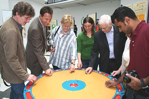 Bei der Ausstellungseröffnung am Freitag wurden die Spiele, hier ein Murmelfeld, mit großer Begeisterung ausprobiert. (Foto: OBK)
