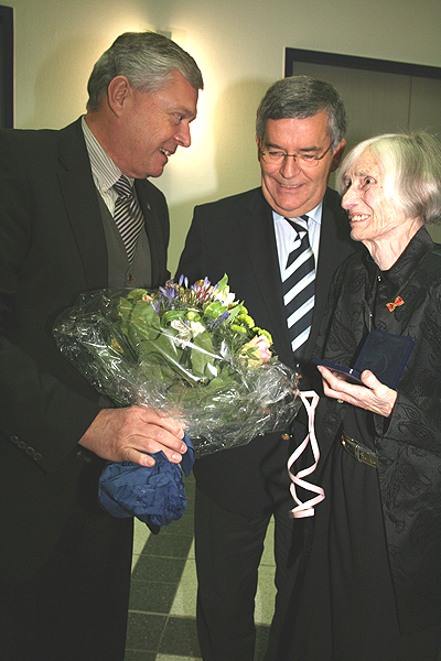 Sozialdezernent Dr. Jorg Nürmberger und Landrat Hagen Jobi ehrten Adele Meinerzhagen mit dem Silbertaler des Kreises (Foto: OBK)