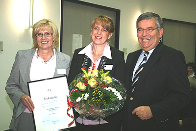 Vorstand des Vereins "Noh Bieneen" in Wipperfürth, v.l.n.r.: Martina Raczkowiak, Claudia Finke, Landrat Hagen Jobi (Foto: OBK)