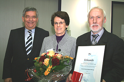Den 2. Platz belegte die "Annele Meinerzhagen-Stiftung" in Lindlar, v.l.n.r.: Landrat Hagen Jobi, Elisabeth Broich, Joachim Stötzel (Foto: OBK)