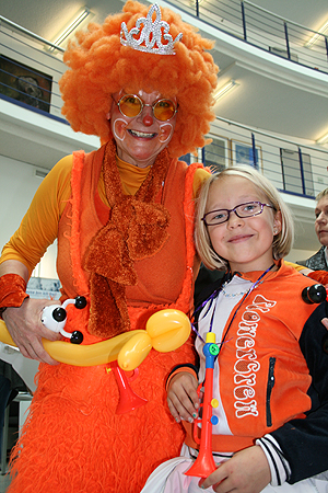 Clownin Leela Bergmann und Alina (Foto: OBK) 