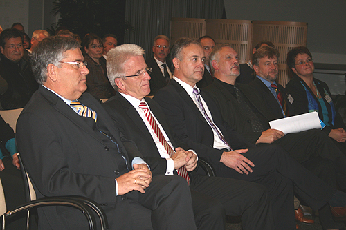 (v.l.n.r.) Landrat Hagen Jobi; Manfred Schneider, Volksbank Oberberg; Peter Koester, Bürgermeister Waldbröl; Uwe Stranz, Baudezernent OBK; Rainer Ludwigs und Kerstin Gipperich,Kreisentwicklung OBK (Foto: OBK) 