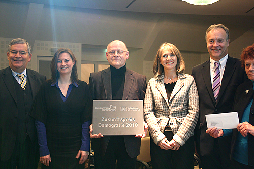 Gratulanten um die bestplazierten Claus Wierling und Team für das Waldbröler Projekt "Konferenz der Vögel" (Foto: OBK) 