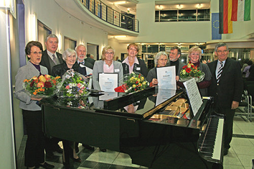 Landrat Hagen Jobi (rechts im Bild) und Sozialdezernent Dr. Jorg Nürmberger (2.v.l.) beglückwünschen die Sieger des Freiwilligen-Förderpreises von 2010 (Foto OBK) Landrat Hagen Jobi (rechts im Bild) und Sozialdezernent Dr. Jorg Nürmberger (2.v.l.) beglückwünschen die Sieger des Freiwilligen-Förderpreises von 2010 (Foto OBK)