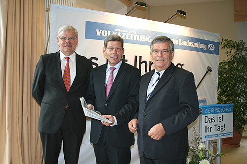 Die Gastgeber Helmut Heinen (links) und Landrat Hagen Jobi (rechts) freuten sich über den anregenden Vortrag von Ford-Geschäftsführer Bernhard Mattes.(Foto: OBK)