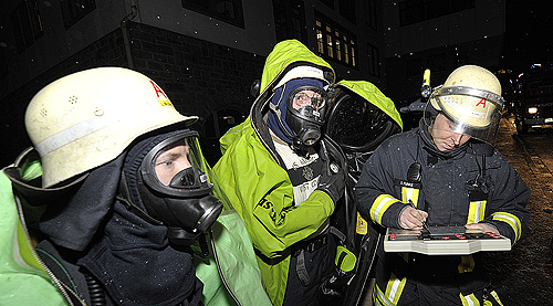 Die Hilfskräfte koordinieren den Einsatz (Foto: Dirk Adolphs)