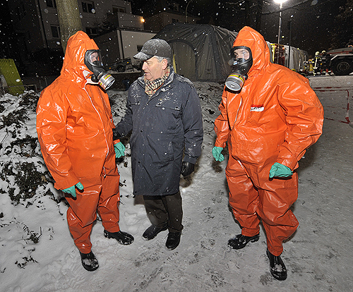 Landrat Hagen Jobi im Gespräch mit zwei Einsatzkräften in Schutzkleidung (Foto: Dirk Adolphs)