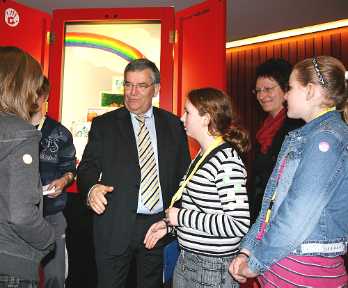 Landrat Hagen Jobi im Gespräch mit Teilnehmern des Erlebnisparcours (Foto: OBK) 