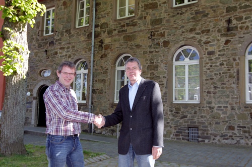 Bernd Christ vom Schulpsycholischen Dienst freut sich auf eine gute Zusammenarbeit mit Thomas Dörmbach, Leiter "Haus der Familie", Wipperfürth (Foto: OBK)