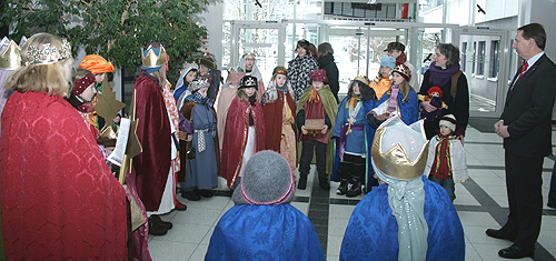 Die Sternsinger versammelten sich im Foyer des Kreishauses (Foto: OBK)