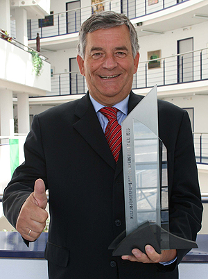 Landrat Hagen Jobi mit der Skulptur des Kulturförderpreises (Foto: OBK) 
