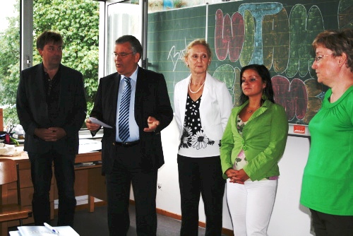 v.l.n.r. Schulleiter Hans-Georg Bever, Landrat Hagen Jobi, Schulamtsleiterin Birgitt Kreitz-Henn und die Konrektorin aus Krakau, Anna Przetocka (mit Übersetzerin) (Foto: OBK) 