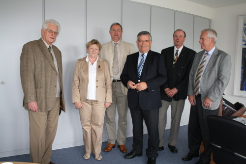 v.l.n.r.  Kurt Franchy, Pfarrer i. R.; Anna Janesch, Bundesreferat für Frauen, Aussiedler und Familie; Bischof Reinhart Guib, Landrat Hagen Jobi, Hauptanwalt Friedrich Gunesch, Dr. Hans Franchy (Foto: OBK)  