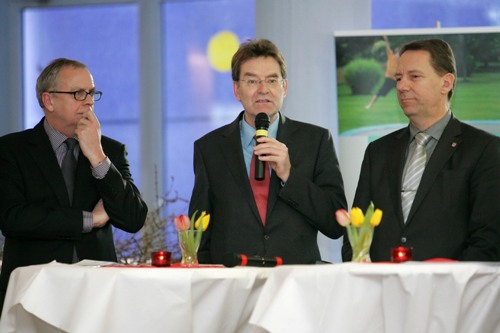 Prof. Dr. Christian Averkamp, Staatssekretär Helmut Dockter und Kreisdirektor Jochen Hagt (v.li.n.re) im Bühnengespräch zur Gründung des zdi-Zentrums „investMINT Oberberg“ in Gummersbach. (Foto: Ministerium für Innovation NRW)