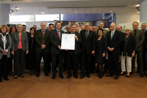 Verleihung des zdi-Qualitätssiegels im Rahmen der Gründung des zdi-Zentrums „investMINT Oberberg“ in Gummersbach durch den Staatssekretär Helmut Dockter an den Landrat Hagen Jobi und die Partnern des zdi-Zentrums. (Foto: Ministerium für Innovation NRW)