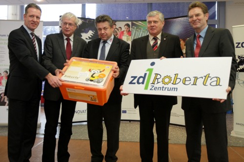 Ingo Stockhausen, Ulrich Noß, Marius Galuschka, Dr. Jorg Nürmberger und Helmut Dockter (v.li.n.re.) bei der Übergabe des Roberta Siegels und einer ersten Roberta-Box. (Foto: Ministerium für Innovation NRW)