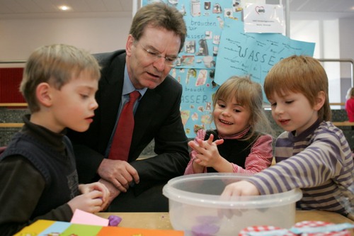 Florian, Lorea und Konrad bringen gemeinsam mit Wissenschaftsstaatssekretär Helmut Dockter Knete zum Schwimmen. (Foto: Ministerum für Innovation NRW