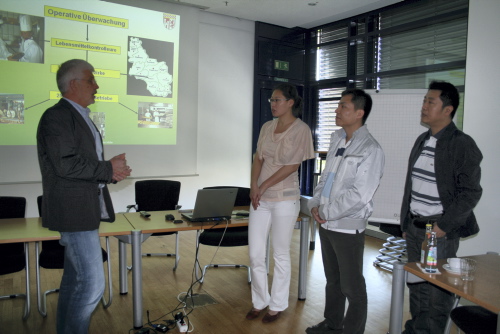 Die chinesischen Behördenvertreter der Lebensmittelüberwachung, Kanjun Yang und Jianfeng Ding informierten sich über Verfahren der Eigenkontrolle (Foto: OBK) 