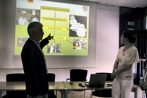 Martin Müller, Lebensmittelüberwachung, demonstriert die Kontrollverfahren (Foto: OBK) 