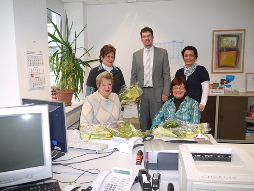 Bürgermeister Jörg Bukowski und Standortpatin Silke Görres (h.r.) gratulieren den Lotsinnen Christel Schneider (h.l.) Martina Schmidt  und Trudi Zielenbach (v.) (Foto: Gem. Morsbach)