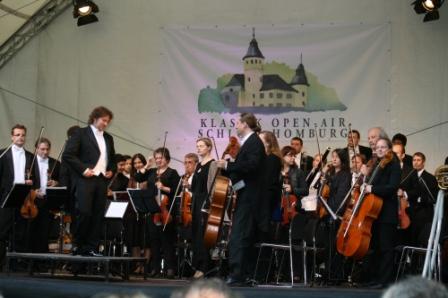 Dirigent Juri Gilbo und die Russische Kammerphilharmonie St. Petersburg wurden am Schloss gefeiert (Foto: OBK) 