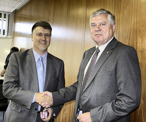 Gesundheitsdezernent Dr. Jorg Nürmberger (r.) beglückwünscht den neuen Amtsleiter Dr. Thomas Bauer-Balci. (Foto: OBK)