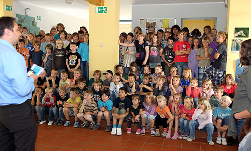 Alexander Philippsen, Abteilungsleiter für den Pflegekinderdienst, bedankte sich bei allen Kindern für ihre tollen Gemälde. (Foto: OBK) 