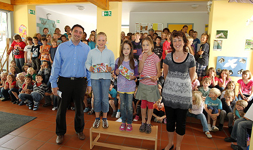 Alexander Phiippsen und Karin Althoff (r.) vom Plegekinderdienst ehrten Lisa Mesch (1. Platz), Fabienne Bäumer (2. Platz) und Annika Cescotti (3. Platz) - (Foto: OBK) 